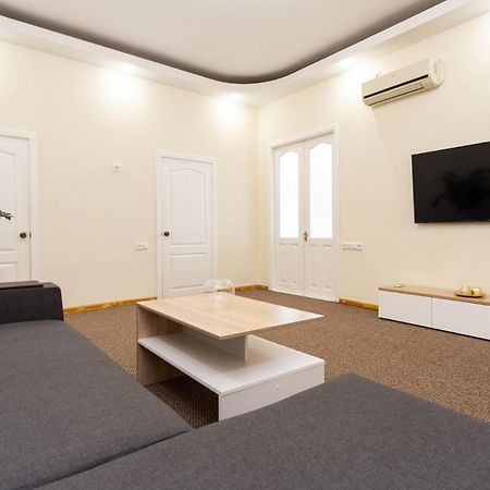 Apartment Center Of Odessa Extérieur photo