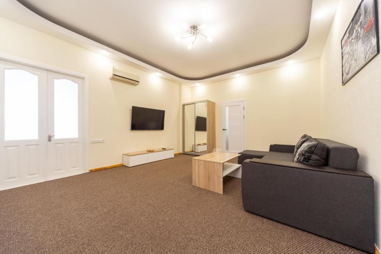 Apartment Center Of Odessa Extérieur photo