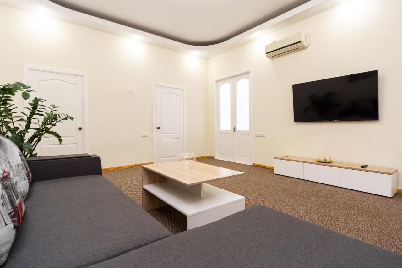 Apartment Center Of Odessa Extérieur photo