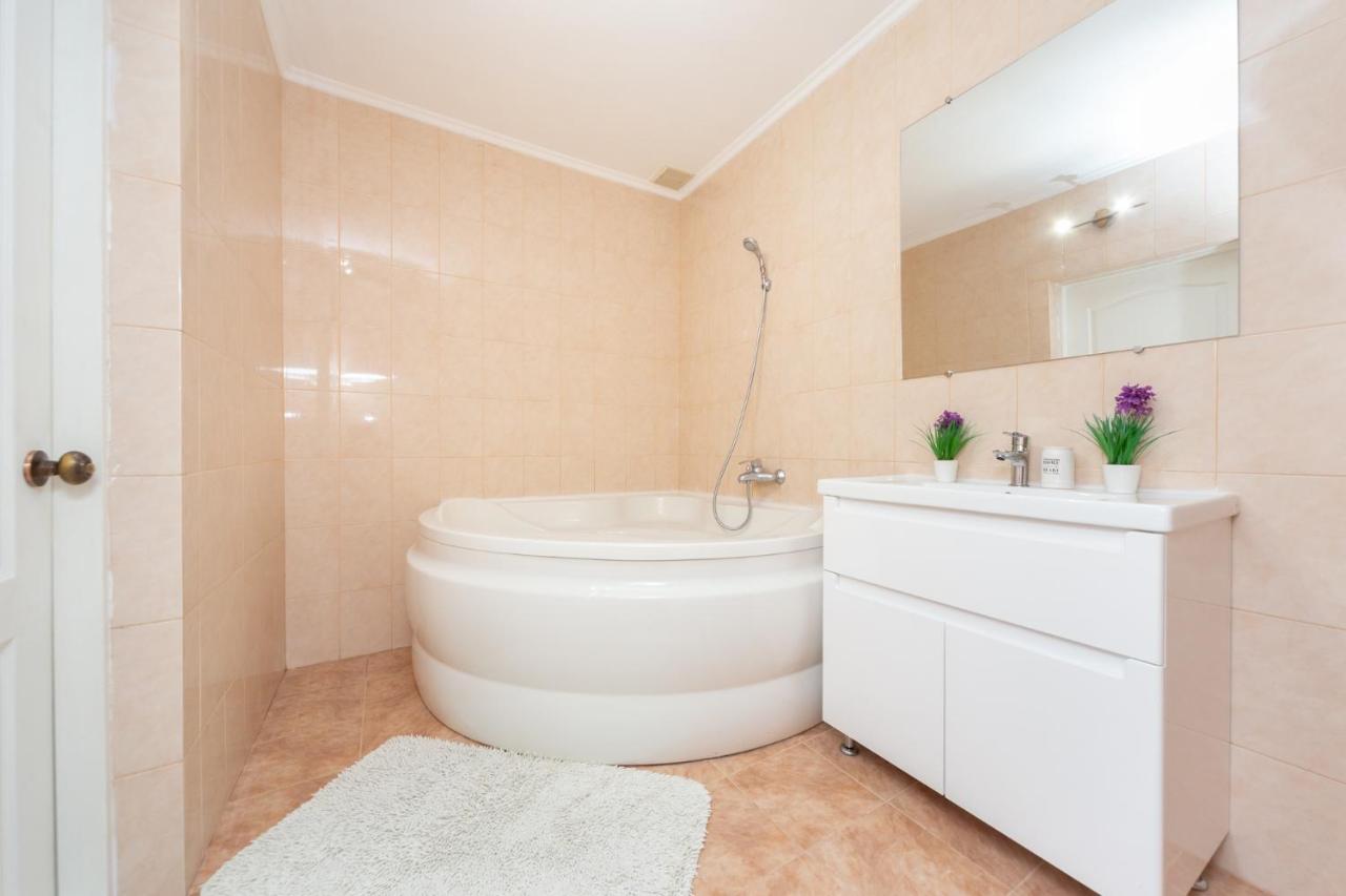 Apartment Center Of Odessa Extérieur photo